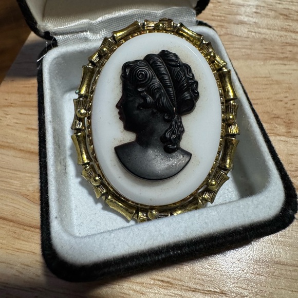Elegant Gold and Black Cameo Brooch - Picture 1 of 5